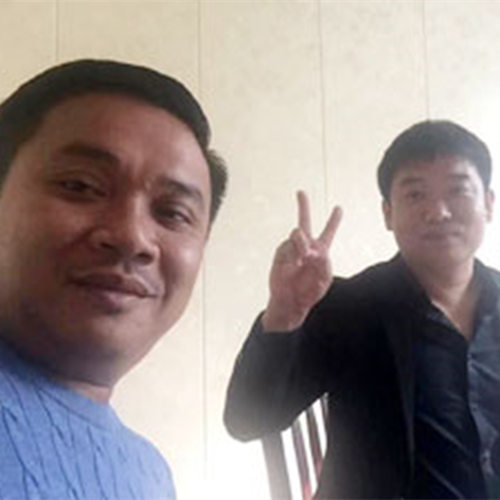 武经理与老挝客户洽谈